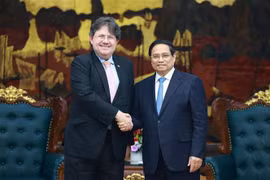 Le Premier ministre Pham Minh Chinh (droite) et Philipp Agathonos, ambassadeur d’Autriche au Vietnam. Photo: VNA