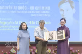 Des représentants de familles vietnamiennes résidant en France remettent au Site des vestiges du Président Hô Chi Minh au Palais présidentiel de précieux documents et photographies sur le Président Hô Chi Minh conservés en France. Photo : VNA