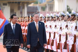 Le président du PPC et président du Sénat du Cambodge, Samdech Techo Hun Sen, et le secrétaire général du PCV, To Lam, en visite d’État au Cambodge, le matin du 6 février 2026, à Phnom Penh. Photo : VNA