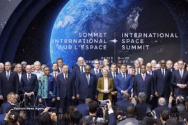 Le secrétaire général du Parti et président vietnamien, To Lam, et des dirigeants étrangers au Sommet international sur l’espace. Photo : VNA