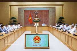 Panorama de la réunion entre le Premier ministre avec le ministère des Finances et les ministères et organismes concernés. Photo: VNA