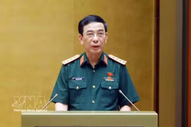 Le général Phan Van Giang, vice-Premier ministre et ministre de la Défense, présente des rapports sur les projets de loi relatifs à la lutte contre les armes de destruction massive et à la défense. Photo : VNA