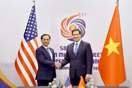 Le vice-Premier ministre et ministre des Affaires étrangères, Bui Thanh Son (gauche), et le secrétaire d’État américain, Marco Rubio. 