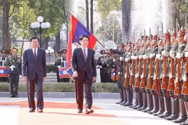 Cérémonie d’accueil officielle du président Luong Cuong en visite d’État au Laos. Photo: VNA