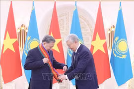 Le président kazakh, Kassym-Jomart Tokaïev, remet au dirigeant vietnamien l’Ordre de l’Amitié «Dostyk» de première classe. Photo: VNA