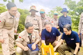 Le vice-ministre des Affaires étrangères, Do Hung Viet, et l’ambassadeur des États-Unis au Vietnam, Marc E. Knapper, appuient sur le bouton de mise à feu pour la destruction de bombes et mines à la commune de Huong Tan, district de Huong Hoa, province de Quang Tri, le 2 avril 2025. Photo: VNA