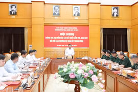 Tran Cam Tu, permanent du Secrétariat, préside la conférence. Photo : VNA