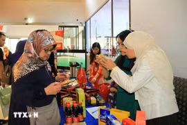Des Algériens à un stand d'exposition de produits vietnamiens. Photo : VNA