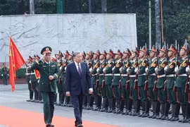 Le secrétaire général du Parti, To Lam, également secrétaire de la Commission militaire centrale, rend visite à la Région militaire 7. Photo: VNA