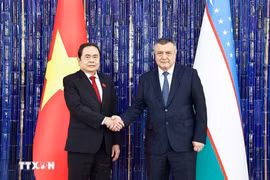 Le président de l’Assemblée nationale, Tran Thanh Man (gauche), et le président de la Chambre législative (chambre basse) du Parlement d’Ouzbékistan, Nuriddin Ismoilov. Photo: VNA