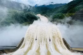 Le barrage hydroélectrique de Ban Ve ajuste son débit pour limiter les crues. Photo: VNA