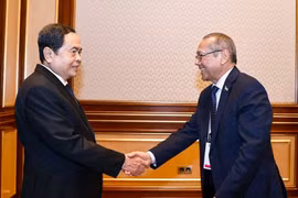Le président de l’Assemblée nationale du Vietnam, Trân Thanh Mân (gauche), et Ulugbek Inoyatov, président du Parti démocratique populaire d’Ouzbékistan. Photo: VNA
