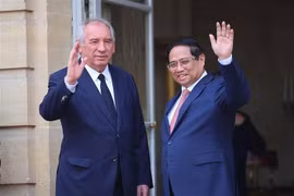 Le Premier ministre Pham Minh Chinh (droite) et son homologue français, François Bayrou. Photo: VNA