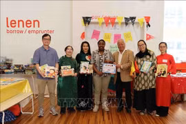 Des représentants de l'Union générale des Vietnamiens de Belgique (UGVB) remettent des livres à la bibliothèque Muntpunt. Photo: VNA