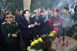 Le président Luong Cuong offre de l’encens au mausolée des rois Hùng. Photo: VNA
