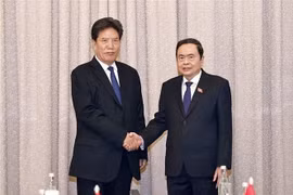 Le président de l’Assemblée nationale du Vietnam, Trân Thanh Mân (droite), et Lobsang Gyaltsen, vice-président du Comité permanent de l’Assemblée populaire nationale (APN) de Chine. Photo: VNA