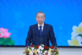 Le secrétaire général To Lam prononce un discours de politique générale à l’Académie nationale de politique et d’administration du Laos, dans l’après-midi du 1ᵉʳ décembre 2025. Photo : VNA