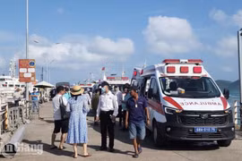 Les forces compétentes ont mobilisé un maximum de personnels et de moyens pour les opérations de recherche et de sauvetage après le chavirement de la vedette touristique à Phu Quoc. Photo : baoangiang.com.vn