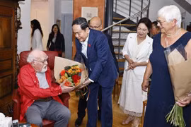 Le président de l’Assemblée nationale, Trân Thanh Mân, et son épouse, Nguyên Thi Thanh Nga, rendent visite à la famille de Jacques Savary. Photo: VNA