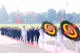 Les dirigeants rendent hommage au Président Hô Chi Minh en son mausolée. Photo : VNA