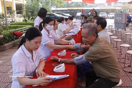 De nombreuses personnes, dont des personnes ayant rendu des services méritoires à la Révolution, bénéficient de consultations médicales et de médicaments gratuits. Photo : VNA