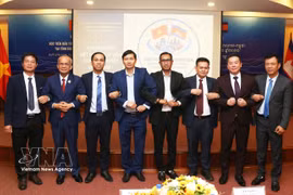 Les membres du conseil d’administration du Réseau de connectivité et de conseil aux entreprises Vietnam-Cambodge dans le Nord-Ouest cambodgien lors de son lancement au forum. Photo : VNA