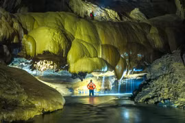 Dans la grotte de Va dans le parc national de Phong Nha-Ke Bang. Photo: nhandan.vn