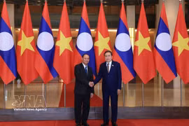 Le président de l'Assemblée nationale, Tran Thanh Man, et Vilay Lakhamphong, permanent du Secrétariat du Comité central du Parti populaire révolutionnaire lao (PPRL). Photo: VNA