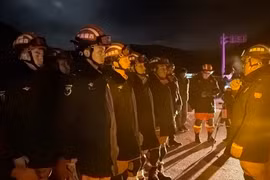 Des équipes de pompiers et de secouristes sont déployées dans les zones touchées par le séisme. Photo : Xinhua/VNA