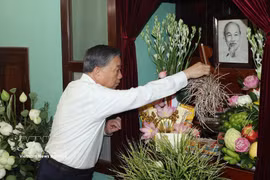 Le dirigeant To Lam offre de l’encens en mémoire du Président Ho Chi Minh à la Maison 67, au Palais présidentiel. Photo : VNA
