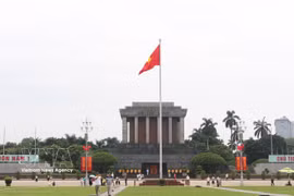 De nombreux habitants se rendent ces jours-ci sur la place Ba Dinh. Photo : VNA