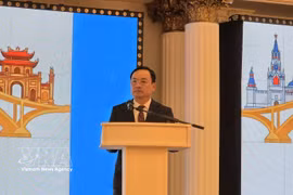 Quach Tat Liem, vice-président du Comité populaire de Phu Tho, présente les politiques incitatives de la province. Photo : VNA