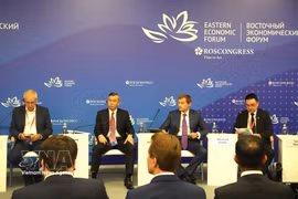 Le ministre des Finances Ngo Van Tuan (2e à gauche) et des délégués au Forum économique oriental en Russie. Photo : VNA