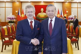 Le secrétaire général du Parti communiste du Vietnam (PCV), To Lam (à droite), et le président du Sénat du Parlement de la République tchèque, Milos Vystrcil. Photo: VNA