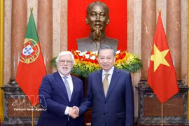 Le secrétaire général du Parti communiste du Vietnam (PCV) et président vietnamien, To Lam, et l'ambassadeur du Portugal, Joaquim Alberto De Sousa Moreira De Lemos. Photo: VNA
