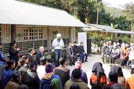 Le secrétaire d’État canadien chargé du Développement international, Randeep Sarai, discute avec les bénéficiaires du projet de la restauration de la production agricole après les catastrophes naturelles. Photo : baolaocai.vn
