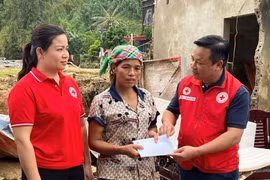 Le Comité central de la Croix-Rouge vietnamienne fournit une aide d'urgence aux personnes touchées par le typhon Matmo à Lao Cai. Photo: VNA