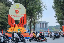 Une grande bannière célébrant le 95e anniversaire de la fondation du Parti communiste du Vietnam sur la rue Dien Bien Phu, Hanoï. Photo: VNA