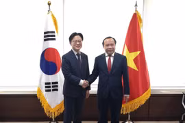 Le ministre Vu Hai Quan (à droite) et son homologue sud-coréen du Commerce, de l’Industrie et des Ressources, Kim Jung Kwan, le 30 septembre à Séoul. Photo : vnexpress.net