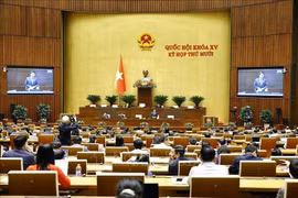 Le ministre des Finances, Nguyen Van Thang, explique plusieurs points soulevés par les députés de l'Assemblée nationale. Photo : VNA