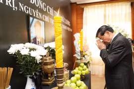 Le dirigeant lao, Thongloun Sisoulith, rend hommage à l'ancien président Tran Duc Luong. Photo: VNA