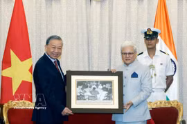 Le gouverneur de l’État du Maharashtra offre au dirigeant vietnamien To Lam une photographie du Président Hô Chi Minh lors d’une réception donnée par le gouverneur de Bombay (aujourd’hui Mumbai), à l’occasion de sa visite dans cette ville en février 1958. Photo : VNA