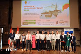 Rachel Isenschmid (en rose), aux côtés de membres du Forum économique Suisse–Vietnam (SVEF). Photo : VNA