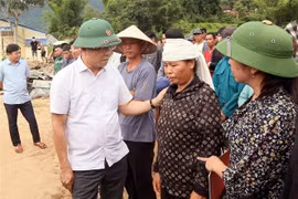 Le vice-Premier ministre Le Thanh Long et des sinistrés à Chieng So. Photo: VNA