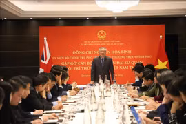 Le vice-Premier ministre permanent Nguyen Hoa Binh prend la parole lors de la rencontre avec VIS. Photo : VNA 