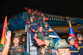 Les secouristes vietnamiens arrivent à Hanoï après avoir achevé leur mission d'assistance au Venezuela à la suite du double séisme survenu le 24 juin. Photo : VNA