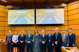 La délégation vietnamienne avec les représentants de l’ONUDC et de la délégation de l’Union européenne. Photo : Nhân Dân