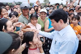 Le président Luong Cuong et des habitants de Go Noi. Photo: VNA