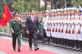 Le général Phan Van Giang, ministre vietnamien de la Défense, et Robert Kalinak, vice-Premier ministre et ministre de la Défense de Slovaquie. Photo: VNA