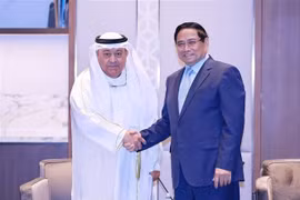 Le Premier ministre Pham Minh Chinh et le ministre du Pétrole du Koweït, Tariq Suleiman Al-Roumi. Photo: VNA